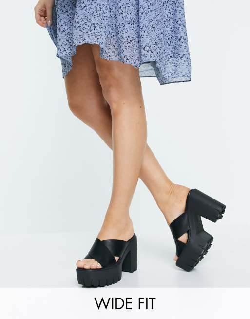 ASOS DESIGN Wide Fit – Neale – Sandalen mit dicker Plateausohle und Absatz in Schwarz, weite Passform