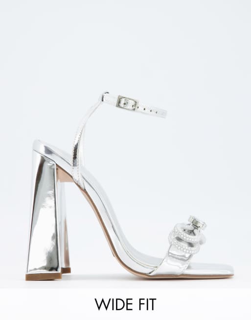 ASOS DESIGN Wide fit – Nella – Silverfärgade högklackade sandaler med strassrosett