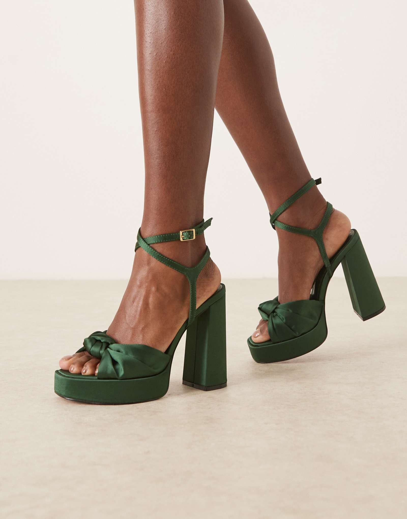 Дизайнерские босоножки ASOS на платформе и массивном каблуке с узлом в виде ореховой скорлупы широкого кроя из темно-зеленого атласа