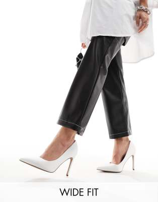 ASOS DESIGN - Wide Fit - Paphos - Spitze Satin-Pumps in Elfenbein mit hohem Absatz-Weiß