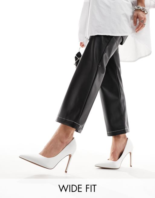 ASOS DESIGN Wide Fit Paphos Spitze Satin Pumps in Elfenbein mit hohem Absatz