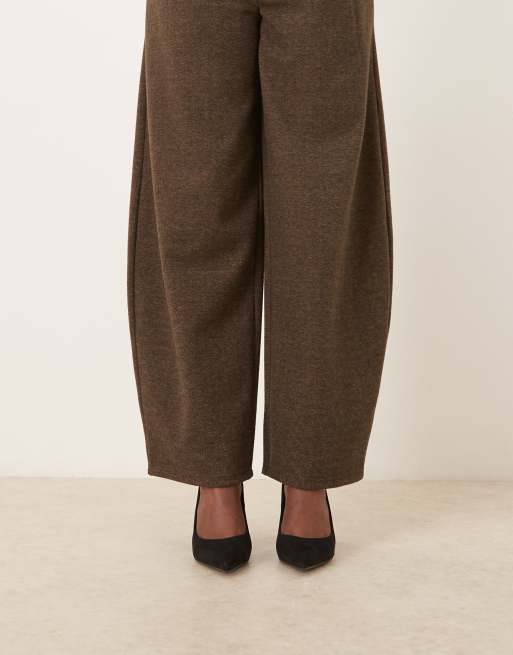 ASOS DESIGN Wide Fit – Perth – Spitze Pumps aus Wildlederimitat in Schwarz mit hohem Stiletto-Absatz, 2 von 4