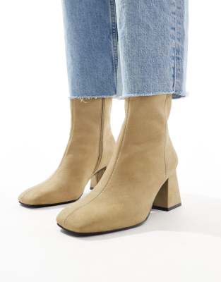 ASOS DESIGN Wide Fit - Record - Elegante Stiefel in Taupe-Grau mit mittelhohem Absatz