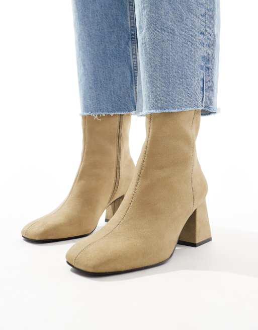 ASOS DESIGN Wide Fit Record Elegante Stiefel in Taupe Grau mit mittelhohem Absatz