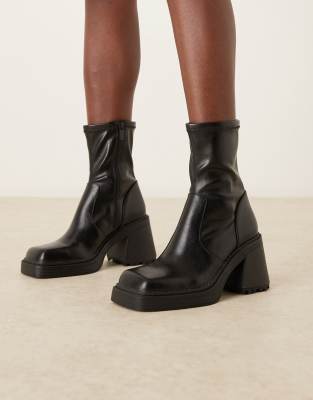 ASOS DESIGN Wide Fit - Reign - Stiefel in Schwarz mit Plateausohle, eckiger Zehenpartie und mittelhohem Absatz, weite Pa...