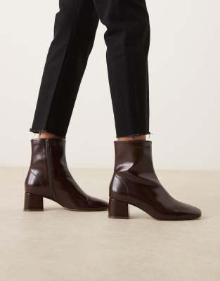 ASOS DESIGN Wide Fit - Relay - Elegante Stiefeletten in Schokobraun mit Absatz-Brown
