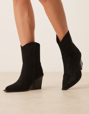 ASOS DESIGN Wide Fit - Remedy - Cowboystiefel aus schwarzem Wildleder mit Absatz, weite Passform