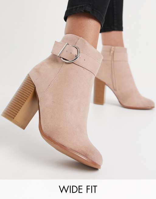 ASOS DESIGN Wide Fit Retreat Ankle Boots in Beige mit Absatz