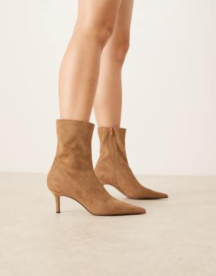 ASOS DESIGN Wide Fit - Rosalind - Ankle Boots aus Wildlederimitat in Sand mit Kitten-Absatz, weite Passform-Neutral