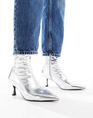 ASOS DESIGN Wide Fit - Ryder - Sock-Boots in Silber mit Kitten-Absatz, weite Passform