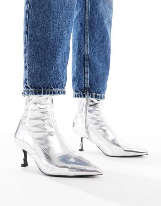 ASOS DESIGN Wide Fit Ryder Sock Boots in Silber mit Kitten Absatz weite Passform