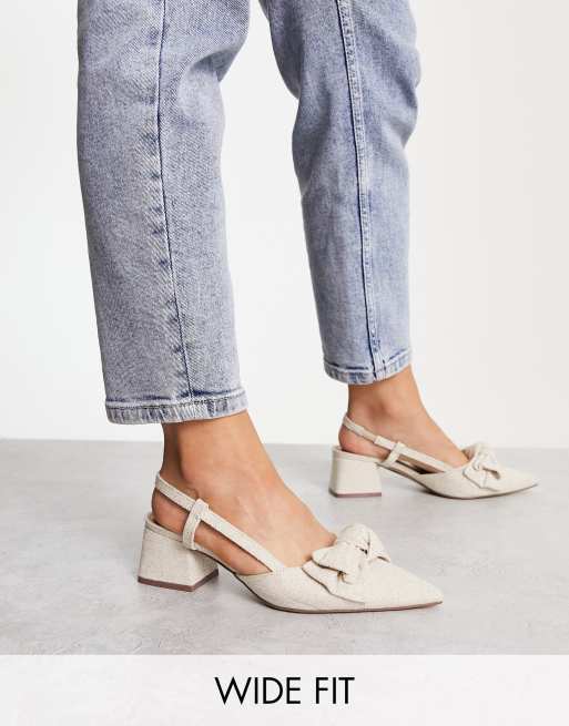 ASOS DESIGN Wide Fit – Saidi – Buty na obcasie z kokardką i paskiem za piętą z tkaniny w naturalnym kolorze