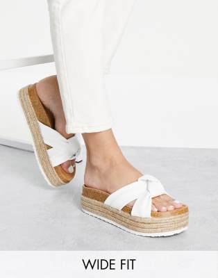 ASOS DESIGN - Wide Fit - Sandalen in Weiß mit Knotendesign und flacher Plateausohle