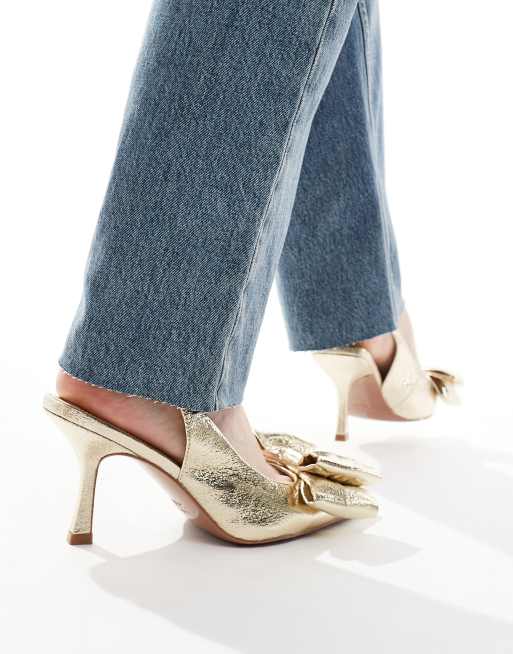 ASOS DESIGN Wide Fit Sapphire Scarpe a pianta larga color oro con tacco medio e fiocchetto ASOS