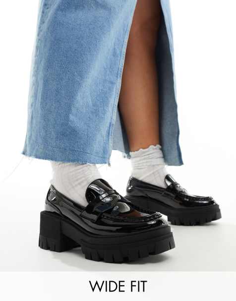 ASOS DESIGN Wide Fit - Script - Chunky sorte lakloafers med mellemhøj hæl - view 1