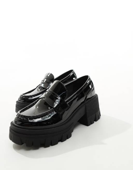 ASOS DESIGN Wide Fit Script Lack Loafer in Schwarz mit dicker Sohle und mittelhohem Absatz