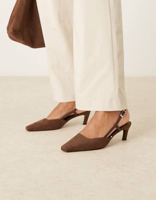 ASOS DESIGN Wide Fit – Shadow – Czekoladowe zamszowe buty na średnim obcasie ze skośnymi noskami i paskami za piętą