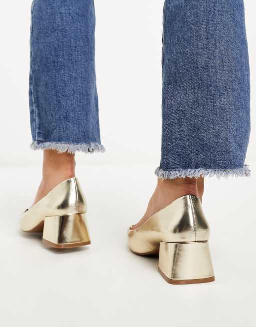 ASOS DESIGN Wide Fit Skylar chain detail mid heeled shoes in gold, 2 of 4