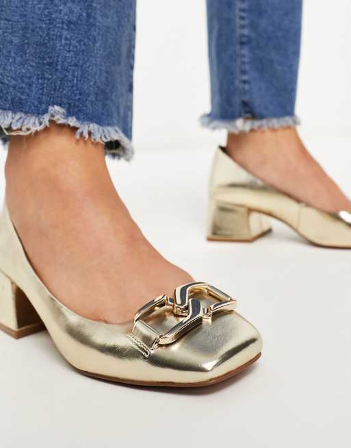 ASOS DESIGN Wide Fit Skylar chain detail mid heeled shoes in gold, 3 of 4
