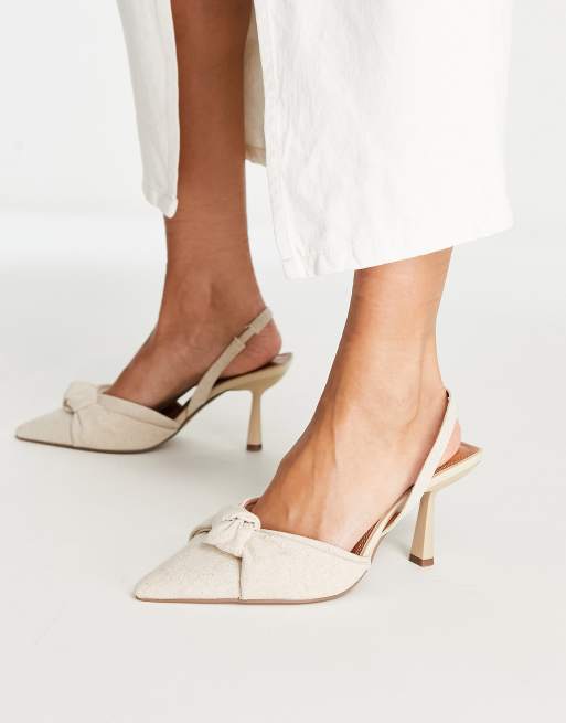 ASOS DESIGN Wide Fit Soraya Schuhe aus Naturmaterial mit Zierknoten Fersenriemen und mittelhohem Absatz ASOS