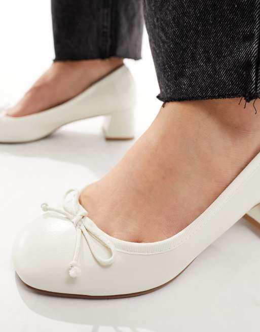 ASOS DESIGN Wide Fit Steffie bow detail mid block heeled shoes in white ASOS