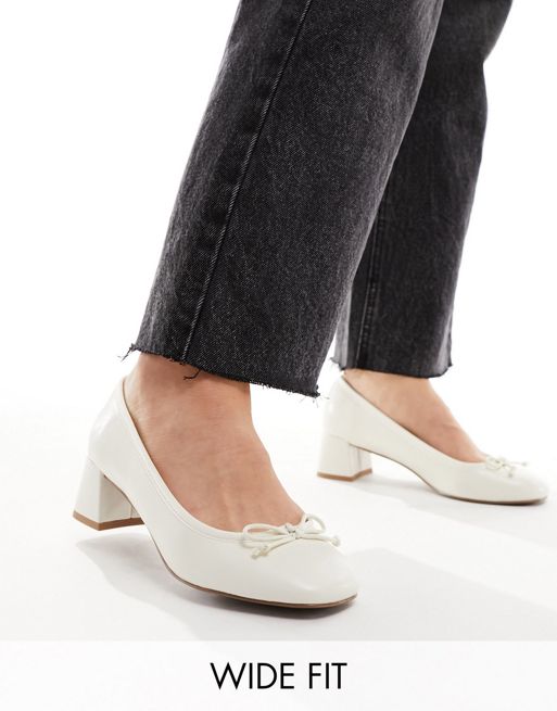 FhyzicsShops DESIGN Wide Fit - Steffie - Hvide sko med mellemhøj blokhæl og sløjfedetalje