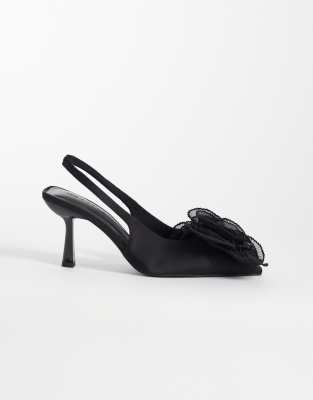 ASOS DESIGN Wide Fit - Sunset - Schuhe aus schwarzem Satin mit mittelhohem Absatz, übergroßer Ansteckblume und Fersenrie...