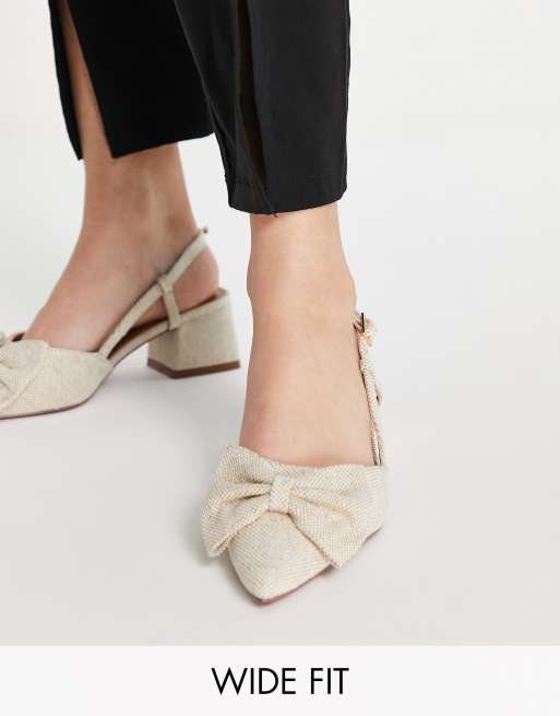 ASOS DESIGN Wide Fit – Suzy – Buty na średnim obcasie z kokardą i paskiem za piętą w kolorze naturalnym