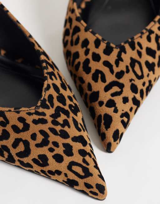 ASOS DESIGN Wide Fit Swift slingback block heeled shoes in leopard, 2 of 4