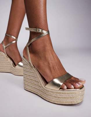 ASOS DESIGN Wide Fit - Tamika - Espadrilles in Gold mit Keilabsatz, weite Passform-Goldfarben