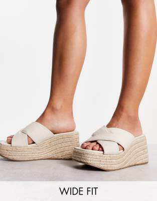 ASOS DESIGN Wide Fit - Teddy 2 - Sandalen aus Naturstoff mit überkreuzten Riemchen und Keilabsatz-Neutral