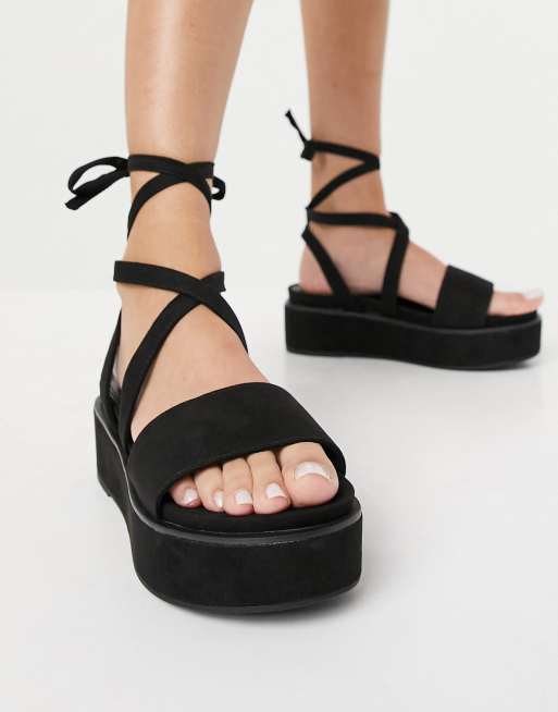 ASOS DESIGN Wide Fit – Tessa – Flache Sandalen in Schwarz mit Beinschnürung, 3 von 4