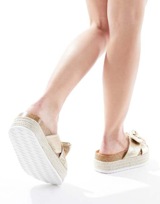 ASOS DESIGN Wide Fit - Thankful - Guldfarvede flatform-sandaler med sløjfedetalje, 3 af 4