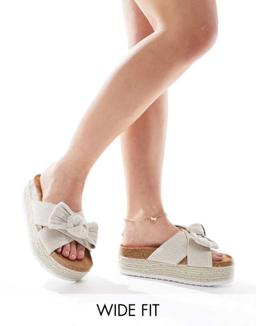 ASOS DESIGN Wide Fit – Thankful – Sandały na płaskiej platformie z kokardkami z tkaniny w naturalnym kolorze