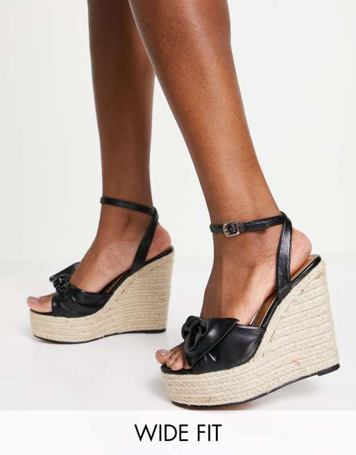 ASOS DESIGN Wide Fit Tier Espadrilles mit Schleifendetail und Keilabsatz in Schwarz ASOS