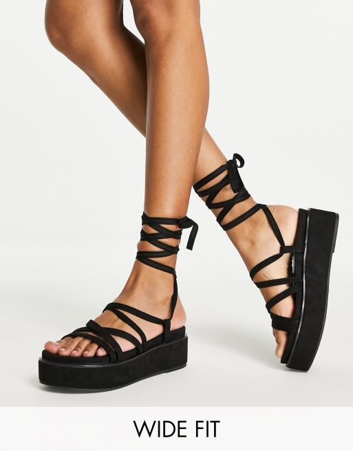 ASOS DESIGN Wide Fit – Total – Czarne sandały na płaskiej platformie z wiązaniem w kostce