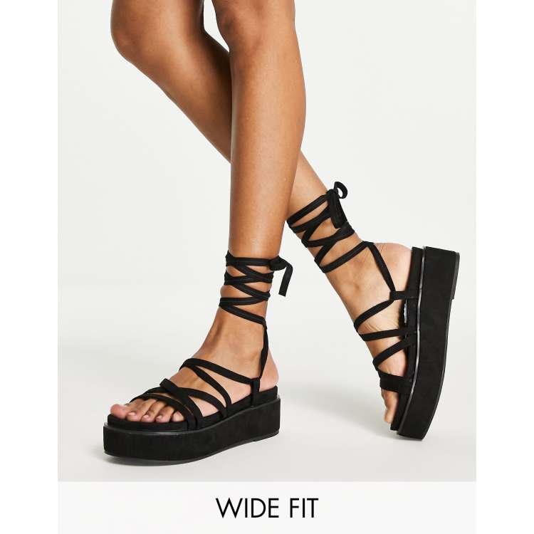 ASOS DESIGN Wide Fit - Total - Sandali flatform a pianta larga allacciati  alla gamba neri