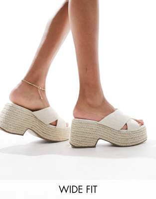 ASOS DESIGN Wide Fit - Toy - Keilabsatzsandalen aus Naturstoff mit überkreuzten Riemen, weite Passform-Neutral