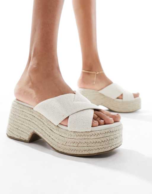ASOS DESIGN Wide Fit – Toy – Koturny ze skrzyżowanymi paskami z tkaniny w naturalnym kolorze