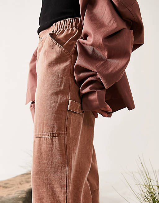 Men wide fit trousers with carpenter pockets in brown texture 