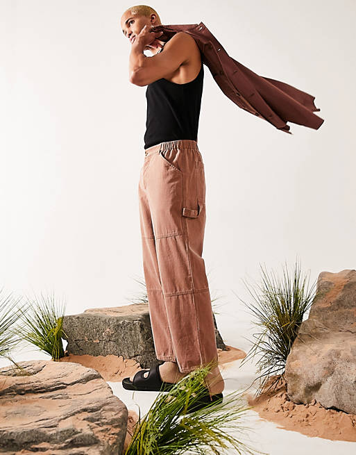 Men wide fit trousers with carpenter pockets in brown texture 