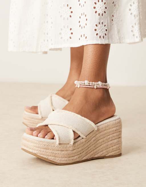 ASOS DESIGN Wide Fit – Twirl – Klapki na koturnach ze skrzyżowanymi paskami w kolorze naturalnym