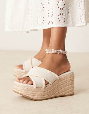 ASOS DESIGN Wide Fit - Twirl - Sandalen in Natur mit überkreuzten Riemen und Keilabsatz, weite Passform-Neutral