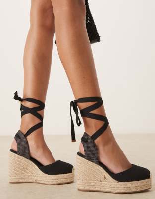 ASOS DESIGN Wide Fit - Tyra - Keilabsatzschuhe in Schwarz mit geschlossener Zehenpartie