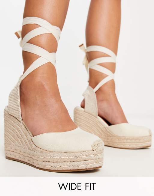 ASOS DESIGN Wide Fit – Tyra – Keilabsatzschuhe mit geschlossener Zehenpartie aus natürlichem Leinen, in weiter Passform 