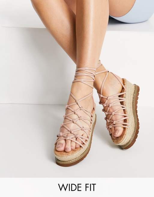 ASOS DESIGN Wide Fit – Wells – Beżowe sandały z węzłami na płaskiej platformie