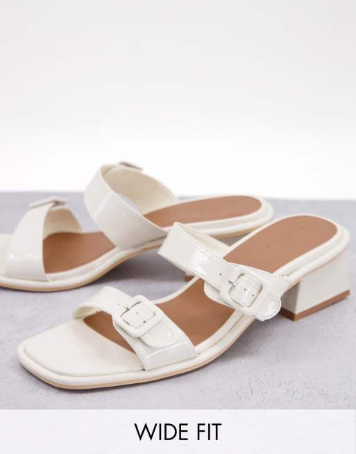 ASOS DESIGN - Wide Fit Willow - Hvide mules med hæl og spænde i lak
