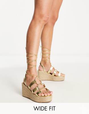 ASOS DESIGN Wide Fit - Wonder - Sandali a pianta larga flatform color oro