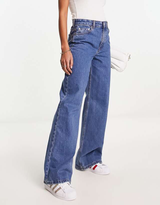 ASOS DESIGN - wide leg dad jeans in mid blue