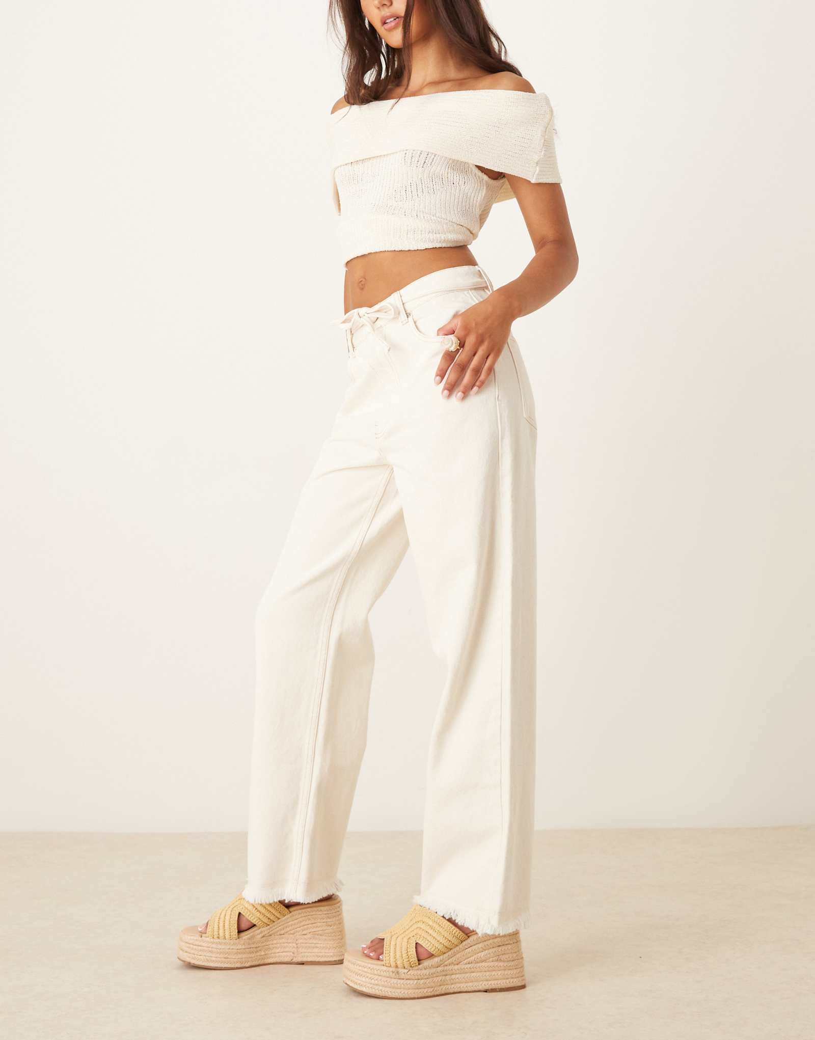 Дизайнерские широкие джинсы для папы ASOS с поясом белого цвета